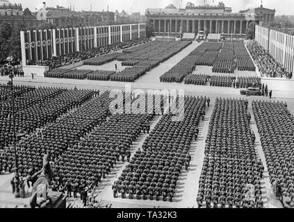 Foto der Kämpfer der Legion Condor, die im Lustgarten nach der Parade verstärkt haben. Sie hören auf die Rede von Adolf Hitler (unter einem Vordach mit Hakenkreuz) vor dem Alten Museum in Mitte (Berlin) Am 6. Juni 1939. Auf der rechten und auf der linken Seite gibt es Grand steht. Auf der rechten Seite wird eine Kamera Dolly. Das Foto wurde vom Dach des Berliner Schlosses. Stockfoto