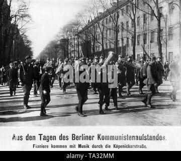 Im Zuge der Berliner Maerzkaempfe (März kämpft), Pioniere März durch die Köpenicker Straße in Berlin beim Musizieren. Sie werden begleitet von neugierigen Passanten. Stockfoto