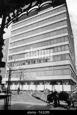 Das Geschäftshaus Columbushaus am Potsdamer Platz in Berlin. Der Architekt des Gebäudes war Erich Mendelsohn. 1932 ein Geschäft wurde der amerikanischen Kaufhaus Woolworth vermietet. Die Büro- und Gebäude war das erste im Land eine künstliche Ventilation System zu haben. Im Zuge der Volksaufstand am 17. Juni 1953, das Gebäude wurde niedergebrannt. Stockfoto