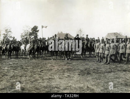 Die Freikorps 'Eiserne Division", bestehend aus Deutschen und Baltischen Deutschen unter dem Befehl von Josef Bischoff, hält eine Feier vor Der Oberbefehlshaber der deutschen Truppen im Baltikum, General Rüdiger von der Goltz (Mitte, mit flachem Helm) und der Commander-in-chief des Westens Russischen Befreiungsarmee (rechts von der Goltz, mit Kosak hat). Stockfoto