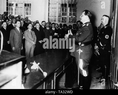 Hermann Göring, der die Beamten der Geheimen Staatspolizei (Gestapo) anlässlich der Ernennung von Reichsfuehrer SS Heinrich Himmler (rechts) als Leiter der Geheime Staatspolizei (Geheime Staatspolizei) im Mai 1934Th Stockfoto