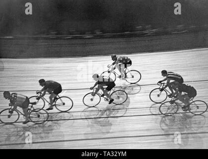 Gustav Kilian (2. von links) während der 100 Kilometer langen Sechs-tage-Rennen am 18. Oktober 1936 in der Berliner Deutschlandhalle. Stockfoto