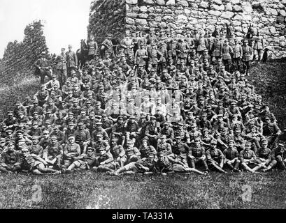 Gruppenfoto von einer Einheit des Freikorps 'Eiserne Division", eine freiwillige Vereinigung der Deutschen und Baltischen Deutschen während des Baltischen Kriege der Unabhängigkeit gebildet. Stockfoto