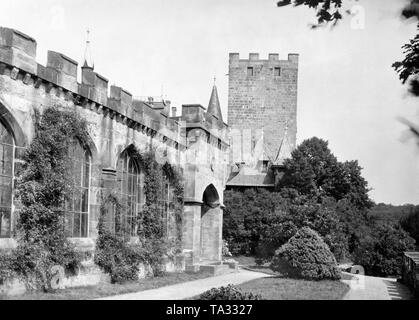 Blick auf den gläsernen Verbindungsgang mit dem alten Turm der "Gneisenau Burg Sommerschenburg in Sommersdorf, Preußen. Vor 1945 wurde die Burg von den Nachkommen von Feldmarschall August Wilhelm Antonius Graf Neidhardt von Gneisenau. Stockfoto