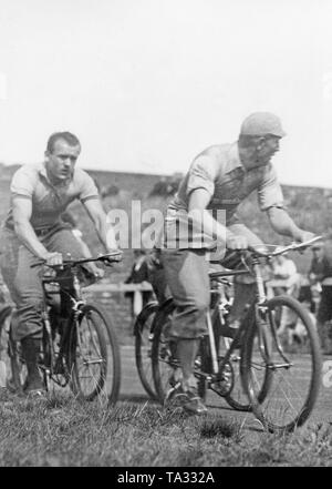 Blick auf die Schiene bei der Meisterschaft der Paperboys der Scherl Verlag in Berlin Polizeistadion. Stockfoto