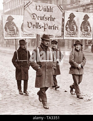 Im Vorfeld der Preußische Staat Wahlen vom Februar 1921, Wahlkampf der DVP (Deutsche Volkspartei) ging an die Straßen von Berlin mit Wahlplakate. Die Plakate zeigen ein Bild von König Friedrich der Große mit der Aufschrift: 'Speichern Preußen! Deutschen Volkspartei". Stockfoto