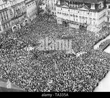 Rallye am Altstädter Ring in Prag anlässlich des Stellvertretenden Reich Protector Reinhard Heydrich des Attentats. Ministerpräsident Jaroslav Krejci und Bildungsminister Emanuel Moravec eine Rede auf der Kundgebung geben. Im Mai 1942 Tschechische Widerstandskämpfer verpflichtet, ein Attentat auf den damaligen stellvertretenden Reich Protector Reinhard Heydrich. Stockfoto