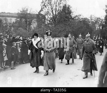 Kronprinzessin Cecilie von Mecklenburg (1. Reihe links) und Kronprinz Wilhelm von Preußen (1. Reihe Mitte) auf dem Weg zum Dienst in der Kirche in Berlin. Sie werden begleitet, unter anderem dadurch, Sophie Charlotte von Oldenburg (2. Reihe links), ihr Ehemann Prinz Eitel Friedrich von Preußen (2. Reihe rechts), Ina Marie Gräfin von Bassewitz (3. Reihe links), ihr Ehemann Prinz Oskar von Preußen (3. Reihe rechts). Stockfoto