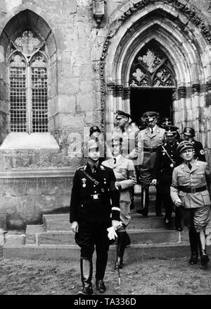 Reichsfuehrer-SS Heinrich Himmler, hinter ihm Wilhelm Frick und Reichsleiter Martin Bormann (rechts) vor dem Eingang des Quedlinburger Dom (Stiftskirche St. Servatius), in dem sich das Grab des deutschen König und Kaiser des Heiligen Römischen Reiches, Heinrich I (919-936) aus der Ottonen (LIUDOLFINGER) Familie befindet. Heinrich I. von Himmler vor allem als Gründer des Imperiums und Verteidiger der Slawen verehrt wurde. Himmler sah sich als Reinkarnation des Königs und war persönlich bei der jährlichen Feiern am Juli 2. Stockfoto