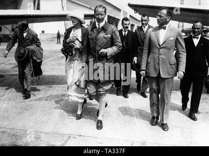 Die amerikanische Sängerin und Schauspielerin Geraldine Farrar (2. von links) mit der ehemaligen Kronprinz Wilhelm (3. von links) Nach seiner Rückkehr aus dem Exil auf dem Flugplatz Gandau in der Nähe von Breslau. Stockfoto