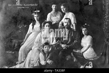 Familie Foto der Romanows: (von links) Die Töchter Maria, Tatjana, Olga und Anastasia. Die Eltern Zarin Alexandra Fjodorowna und Zar Alexander II. von Russland. Sitzen auf dem Boden der Sohn und Nachfolger auf den Thron, Alexei. Stockfoto