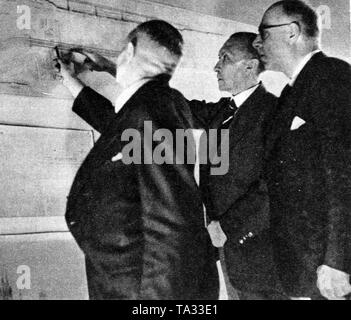 Konrad Adenauer (Mitte) als Oberbürgermeister von Köln, 1945 Stockfoto