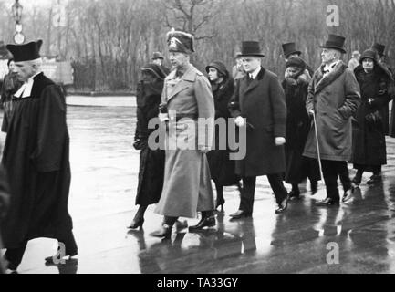 Beerdigung von Freiherr von Willisen, Vorsitzender der Deutschen Schutzbund fuer die Grenz- und Auslandsdeutschen, auf dem Invalidenfriedhof in Berlin. Hinter der Geistliche die Witwe, Irmgard Freiherrrin von Willisen (geb. Riess von Scheurnschloss) und der Kronprinz in der husar Uniform. Stockfoto