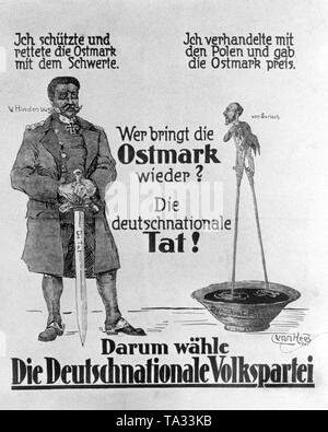 Wahlplakat der Deutschnationalen Volkspartei. Die Kampagne nutzt eine Zeichnung von Paul von Hindenburg mit einem Schwert, auf dem steht 'Die Tat' (die "Tat"). Die pazifistische Politiker Hellmut von Gerlach, viel kleiner als Hindenburg, dargestellt im Gegensatz zu ihm. Hindenburg als Retter der Ostmark vertreten, und Gerlach macht ihn für den Verlust der Ostmark mit der Frage "Wer bringt die Ostmark zurück?" Und die Antwort ist "Die deutsche Nationale Aktion'. Ein Anruf für die Deutsche Nationale Volkspartei zu stimmen ist auch sichtbar. Stockfoto