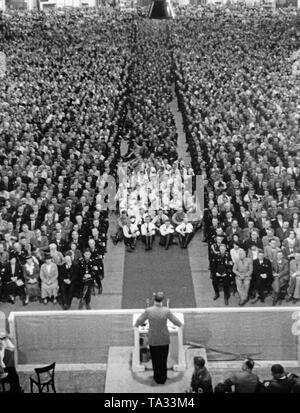 Adolf Hitler eine Rede im Berliner Sportpalast. Im Gang sitzen Sudetendeutschen. In seiner Rede, Hilter, erklärt, dass die Abtretung des Sudetenlandes ist seine letzte Nachfrage nach territorialen Revision. Stockfoto