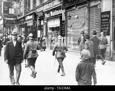 Mit einer festen Bajonett, Soldaten der französischen Besatzungstruppen marschierten durch eine deutsche Stadt in den besetzten Ruhrgebiet. Stockfoto