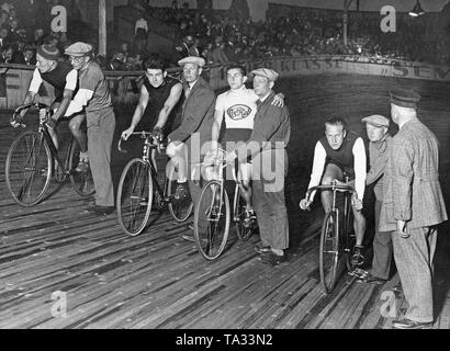 Die Teilnehmer einer Spur Radrennen in der Berlin Arena Ruett sind bereit, das Rennen zu starten. Stockfoto