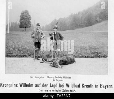 Kronprinz Wilhelm (links) und Herzog Ludwig Wilhelm in Bayern (rechts) mit einem von 10 - Zeiger durch ihn getötet. Stockfoto