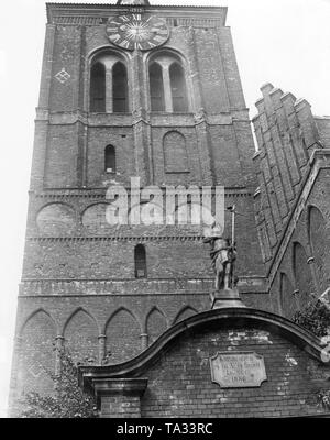 Blick auf den Kirchturm der Kirche St. Johannes in der Stadt Danzig. Es ist sowohl Johannes der Täufer und Johannes der Evangelist. Die Kirche wurde 1377 auf dem Gelände der Holz- St. John's Kapelle erbaut. Bis 1945 wurde die Kirche beherbergt einige bekannte Werke der Kunst, wie die Renaissance Hochaltar von Abraham van den Verstopf t. Jeden Sonntag Dienstleistungen sind in der polnischen, deutschen und Kaschubischen. Stockfoto