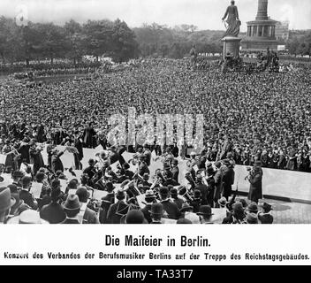 Anlässlich der Feiern zum Tag der Arbeit 1920, die Vereinigung der professionellen Musiker Berlin spielt auf den Stufen des Reichstags. Im Hintergrund, die Bismarck Nationaldenkmal, die heute auf der Grosse Stern steht (Der große Star) im Berliner Tiergarten. Stockfoto