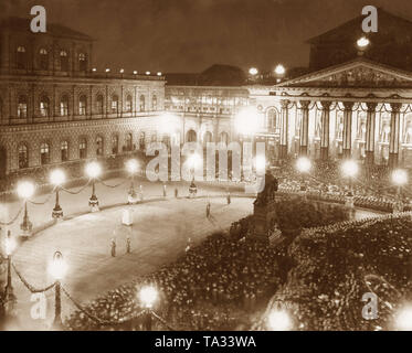 Die Masse, die am Max-Josef-Platz in München, der sich aufgrund der 90. Jahrestag des Prince Regent Luitpolz Bayern festlich geschmückt. Auf der Rückseite gibt es die Residenz (links) und dem Nationalen Theater (rechts). Stockfoto