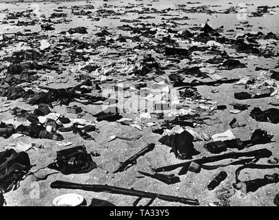 Ausstattung links hinter am Strand von Dünkirchen nach dem Ende der Kämpfe. Stockfoto