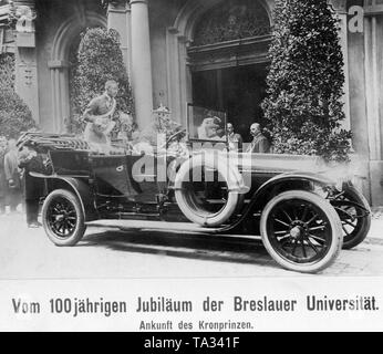 Kronprinz Wilhelm Besuche der Universität Breslau anlässlich des 100-jährigen Jubiläum, hier der Kronprinz (Rücksitz, stehend) vor dem Eingang zur Universität fahren. Stockfoto