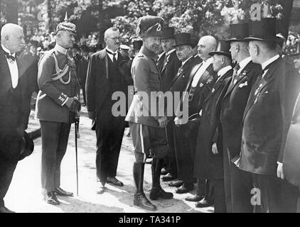 Der preußische Kronprinz (4. von links in der husar Uniform) begrüßt ehemalige Soldaten der Lehr Infanterie Bataillon am Brauhausberg in Potsdam. Es ein Denkmal zu Ehren der Soldaten der Lehr Infanterie Bataillon und die Lehr Infanterie Regiment, der im Ersten Weltkrieg gefallen sind. Stockfoto