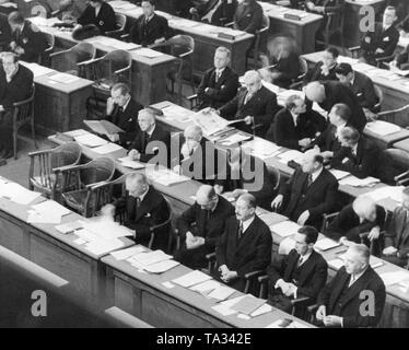 Joseph Goebbels (Zweiter von rechts) und Reich Außenminister Freiherr von Neurath (r.) Bei einer Sitzung des Völkerbundes in Genf im Jahre 1933. Foto: Alfred Eisenstaedt. Stockfoto