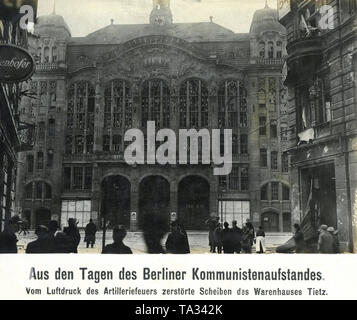 Die Fensterscheiben des Kaufhaus TIETZ (später Hertie) in Berlin Mitte, die von der Luftdruck der Artillerie Waffen zerstört wurden, nachdem die Spartacus aufstand. Stockfoto