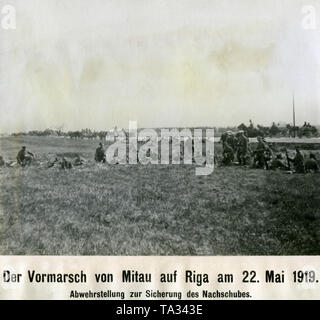 Eine defensive Position der Ordnance der Freikorps 'Eiserne Division" zu sichern, eine freiwillige Organisation, die sich aus Deutschen und Baltischen Deutschen in der Ostsee Unabhängigkeit Krieg teil. Das Bild wurde während der Vorauszahlung von mitau Riga gemacht. Stockfoto