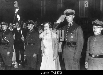 Dorothea von salviati (3. von rechts) zusammen mit ihrem Verlobten Prinz Wilhelm (2. von Rechts) bei einem Fackelzug durch den Stahlhelmbund zu Ehren ihrer organisiert am Vorabend ihrer Hochzeit. Der Prinz trägt die Uniform der Stahlhelm. Stockfoto