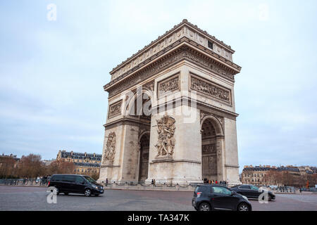 Paris, Frankreich - 15.01.2019: Arc De Triump, gelegen in der Mitte des Place Charles de Gaulle, Quadrat, aus denen 12 Straßen ausgehen. Stockfoto