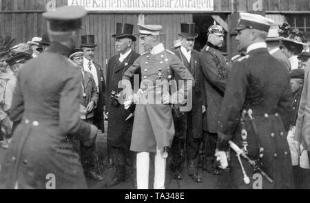 Kronprinz Wilhelm (Mitte) als Zuschauer an der so genannten Deutschen Derby auf der Pferderennbahn in Hamburg. Stockfoto