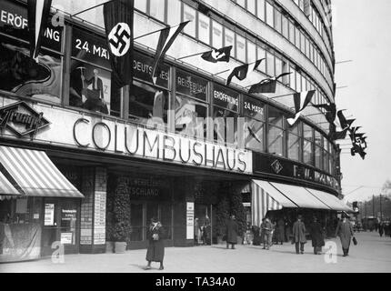 Das Geschäftshaus Columbushaus am Potsdamer Platz in Berlin. Der Architekt des Gebäudes war Erich Mendelsohn. 1932 ein Geschäft wurde das Kaufhaus Woolworth vermietet. Die Büro- und Gebäude war das erste im Land eine künstliche Ventilation System zu haben. Im Zuge der Volksaufstand am 17. Juni 1953, das Gebäude wurde niedergebrannt. Stockfoto