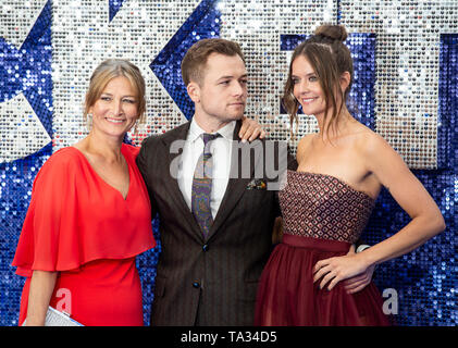 LONDON, ENGLAND - Mai 20: Christine Egerton, Taron Egerton und Emily Thomas "Rocketman" UK-Premiere im Odeon Leicester Square besuchen am 20. Mai, 20. Stockfoto