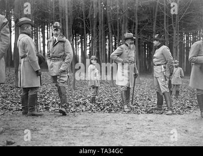 Kronprinz Wilhelm von Preußen (3. von links), Admiral Alfred von Tirpitz (5. von links) und Prinz Eitel Friedrich (2. von rechts) bei der Jagd. Stockfoto