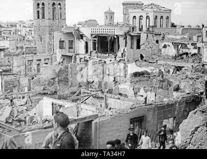 Spanische Soldaten besuchen, die Terrasse des befreiten Alcazar von Toldeo nach seiner Eroberung am 26. September 1936. Im Hintergrund, zerstörte Häuser in der Nähe der Festung. Stockfoto