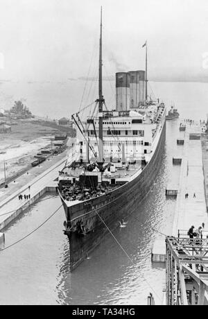 Die 'Majestic' betritt den König George V. Graving Dock, das größte Trockendock der Welt zu der Zeit, für Reparaturen. Stockfoto