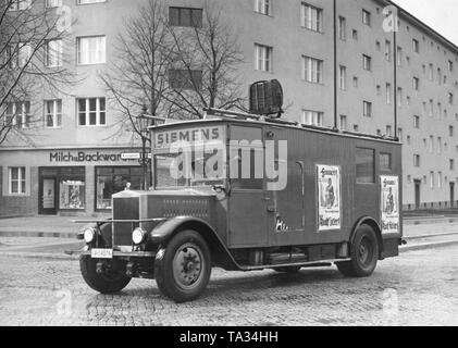 Nationalsozialisten Kampagne in den Straßen Berlins mit einem Lkw mit Lautsprechern (Marke Siemens). An den Seitenwänden die Plakate sind explizit auf die Frauen gerichtet, so dass sie für Hitler gestimmt. Stockfoto