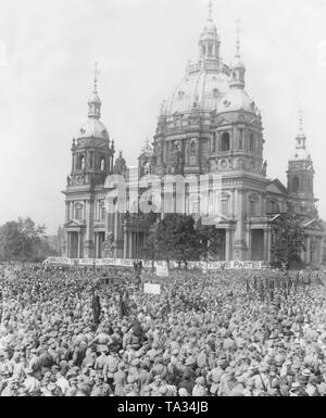 Mitglieder der Allianz der roten Front Kämpfer (RFB), der paramilitärischen Zweig der KPD, versammeln sich am Pfingstsonntag anlässlich der roten Front Kämpfer Tag im Berliner Lustgarten. Vor der Kathedrale ist ein Banner mit der Aufschrift "Genossen der roten Front die Kommunistische Partei' ein. Stockfoto