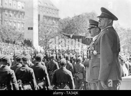 Foto der Führer, Adolf Hitler, die den Hitlergruß zu Die marschierenden Legionäre der Legion Condor auf der Ost-West-Achse (ehemalige Charlottenburger Chaussee, jetzt die Straße des 17. Juni) vor der Technischen Universität am 6. Juni 1939. Neben ihm, der General der Luftwaffe (US Air Force), Hugo Sperrle. Stockfoto