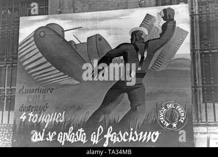 Foto ein Plakat der 'Lautsprecher der Volksfront") (Lautsprecher der Volksfront'), die in der Straßen von Madrid ausgesetzt wurde die Zustimmung zum Krieg gegen die spanische nationale Fraktion zu fördern. Das Plakat zeigt einen Seemann, der wirft eine Granate an einem Tank: ailor Coll vier Tanks zerstört, so dass wir crunch Faschismus. ' Stockfoto