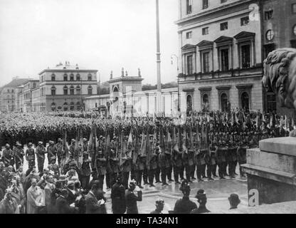 Auf der 75. Geburtstag des bekannten Bayerischen militärischer Führer, Generaloberst Felix Ludwig, Graf von Bothmer, an der Feldherrnhalle in München sind zwei Gedenktafeln für die der bayerischen Armee im Ersten Weltkrieg gefallen und die Herrlichkeiten der bayerischen Armee im Allgemeinen geweiht. Die Feier wird von der Staats- und Stadt Behörden teil. Die Zeremonie wird von Kronprinz Rupprecht und der Staats- und Stadt Behörden teil. Im Bild, die Reichswehr Ehre Unternehmen mit den Flaggen der alten Armee. Hinter einer riesigen Menschenmenge. Stockfoto