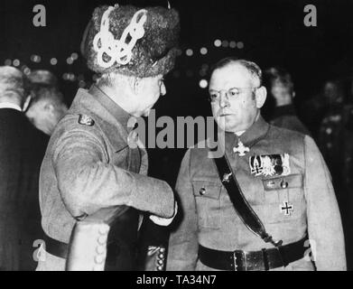 Der Reichsfuehrer der Stahlhelm, Franz Seldte (rechts), im Gespräch mit Wilhelm, Deutscher Kronprinz, in der Uniform der Totenkopfhusare (preußische Regiment mit einem Totenkopf gekennzeichnet auf dem Fell caps) gekleidet. Stockfoto