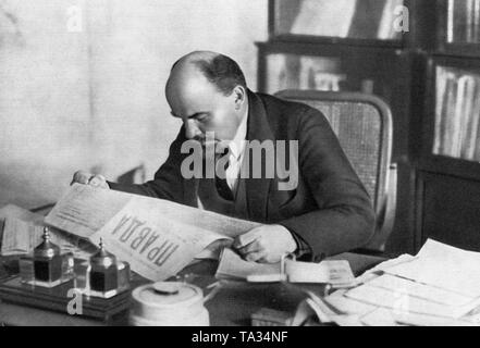 Wladimir Lenin liest in seinem Büro am Schreibtisch der Zeitung Prawda am 16. Oktober. 1918 Stockfoto