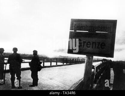 Die einzige vorhandene Original Bild mit der Grenze Zeichen, dem Grenzfluss Bug, der Brücke und der deutschen Soldaten in den frühen Morgenstunden des 22. Juni 1941, dem Tag, an dem die Barbarossa Betrieb begonnen. Auf dem Schild steht "Gesamtstaatliche Grenze'. Stockfoto