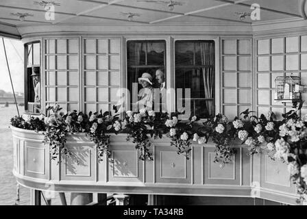 Zwei Passagiere der Hapag Dampfer 'New York' am Fenster ihrer Kabine. Stockfoto