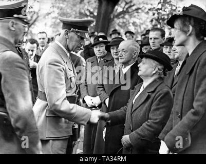 Reich der Innenminister Wilhelm Frick (Händeschütteln) begrüßt den Angehörigen derer, die Toten durch die tschechische Armee 1919 erschossen wurden auf dem Friedhof von kadan am 19. Oktober 1938. Stockfoto