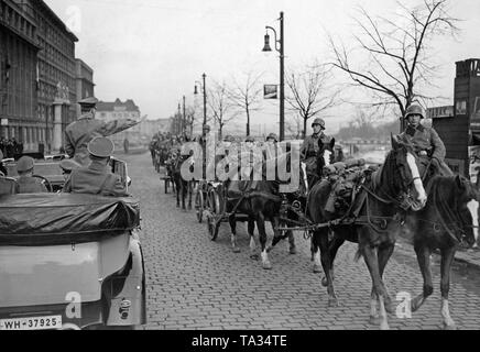 Adolf Hitler grüßt die deutschen Soldaten vor seiner Abreise aus Prag. Die erste slowakische Republik wurde auf Hitlers Befehl im März 1939 gegründet, und Böhmen und Mähren wurden von der Wehrmacht besetzt. Stockfoto